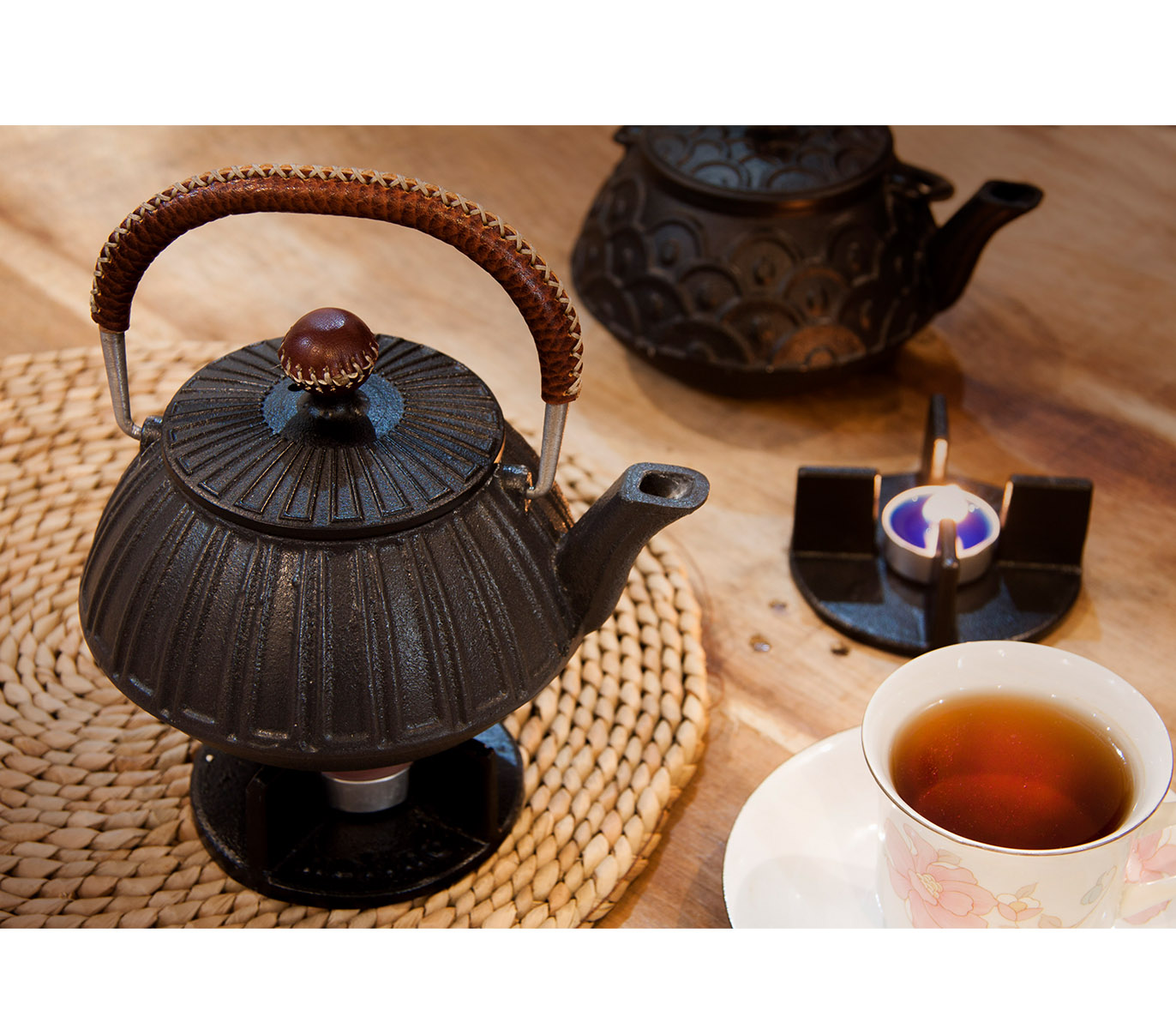 قوری چدنی با پایه و شمع مدل FIORELA