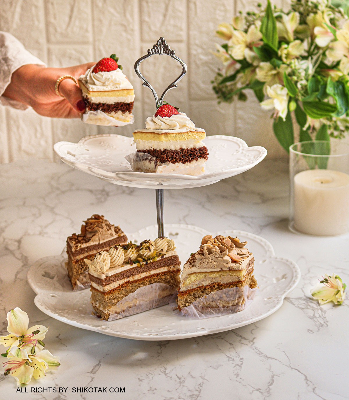 شیرینی خوری دو طبقه سفید طرح انگلیش هوم