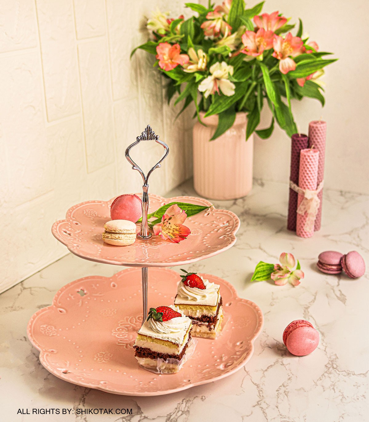 شیرینی خوری دو طبقه صورتی طرح انگلیش هوم