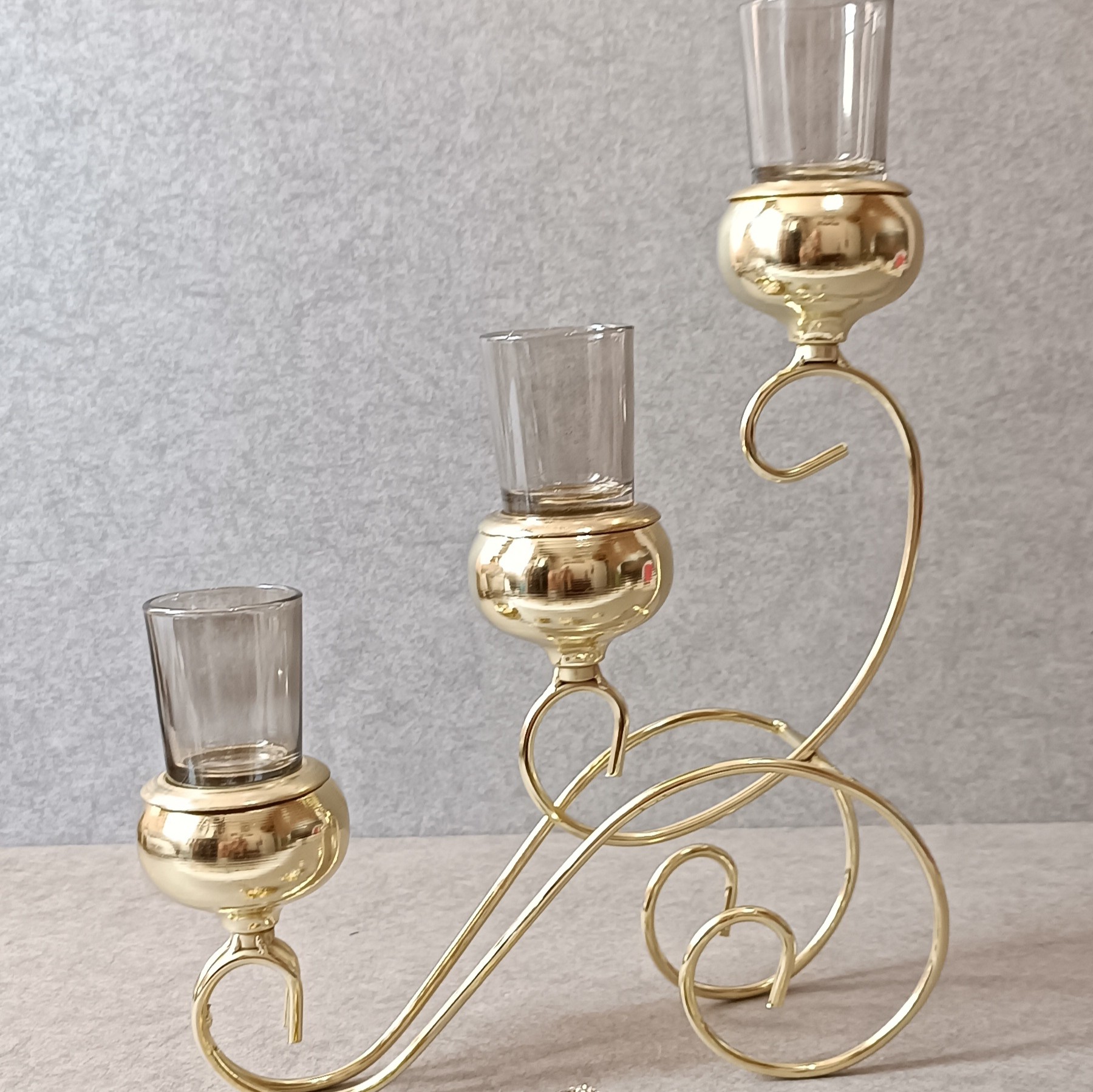 جا شمعی فلزی طلایی سه شعله گژک مدل کالسکه