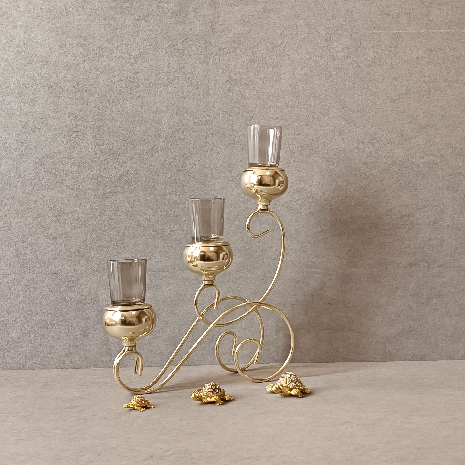 جا شمعی فلزی طلایی سه شعله گژک مدل کالسکه