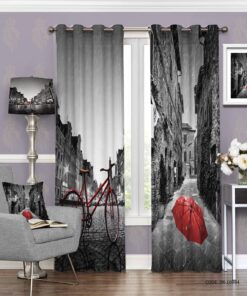 پرده پانچی سیاه سفید اتاق خواب طرح شهر با چتر قرمز